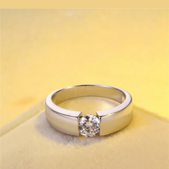 ❤️Woman's White sapphire band ring❤️ - Picture 4 of 9